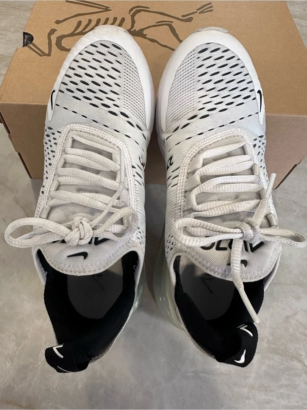 Nike White and Black Women 270 Knit Sneakers 7.5